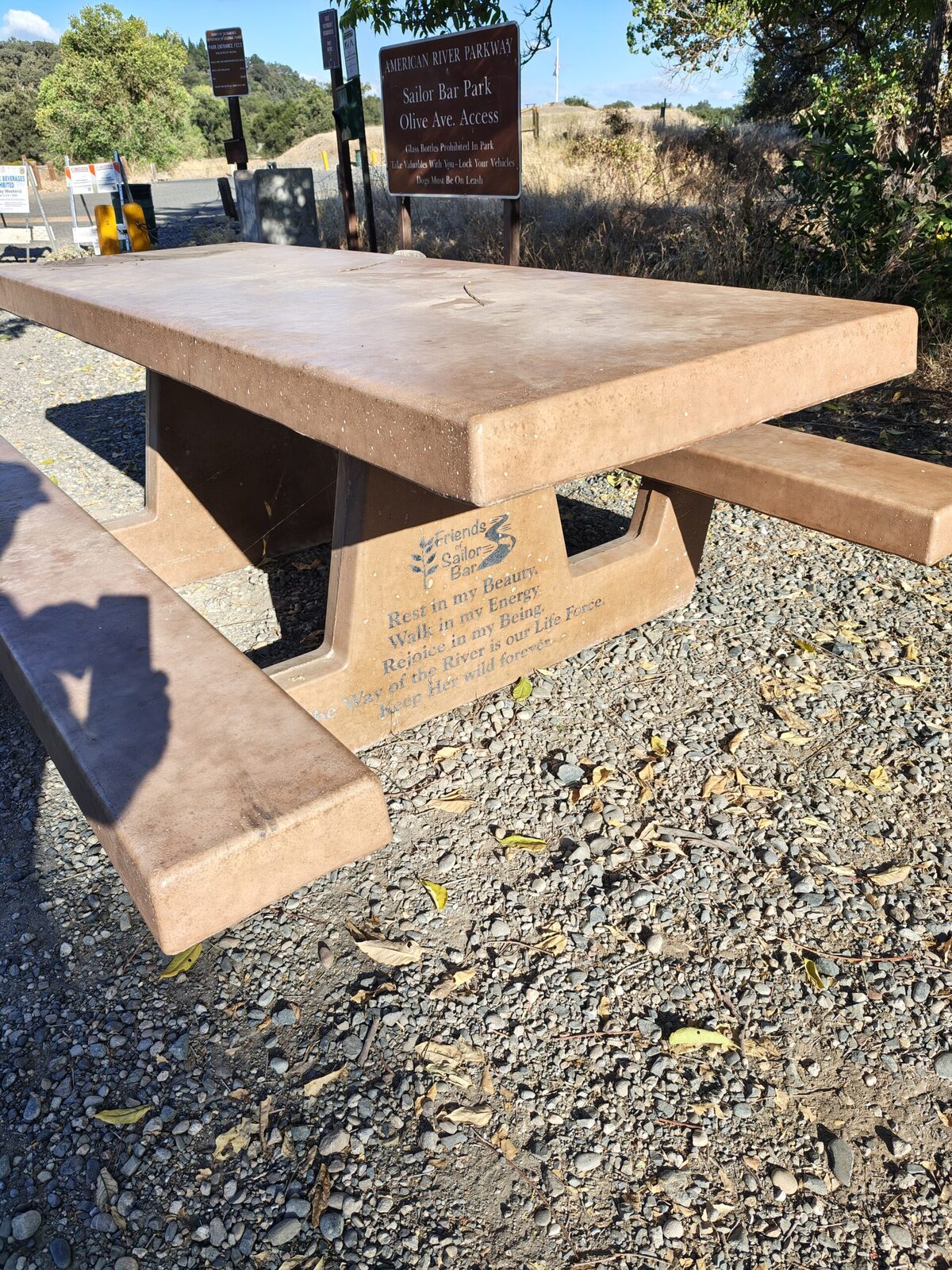 A picnic table on the gravel near the trailhead